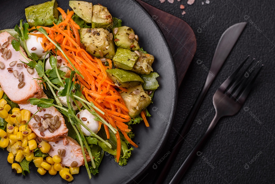 Salada fresca e saborosa com carne mozzarella cenouras alface e milho sobre um prato