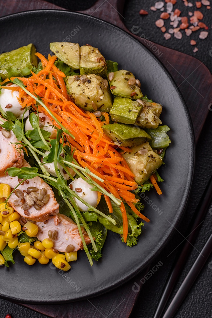Salada fresca e saborosa com carne mozzarella cenouras alface e milho sobre um prato