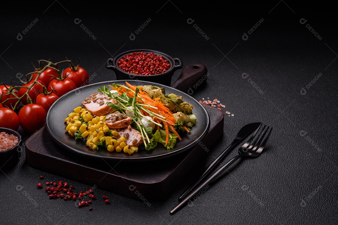 Saborosas panquecas sobre prato em uma mesa de concreto