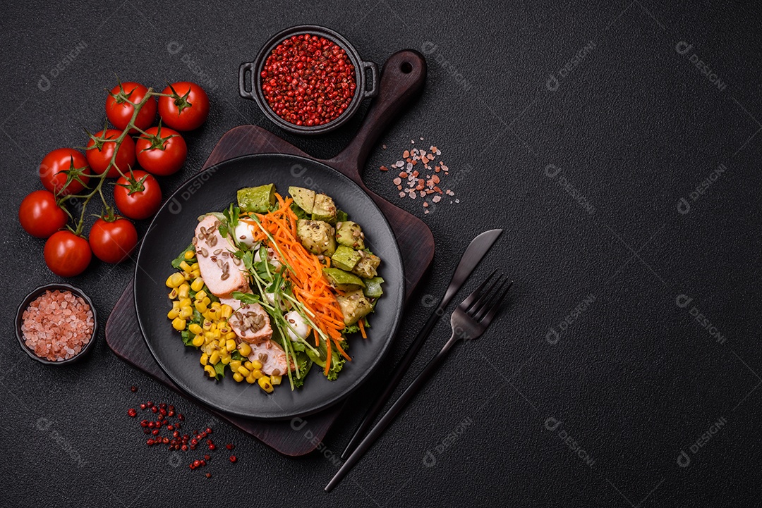 Saborosas panquecas sobre prato em uma mesa de concreto