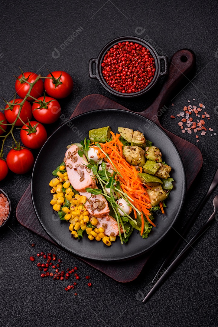 Saborosas panquecas sobre prato em uma mesa de concreto