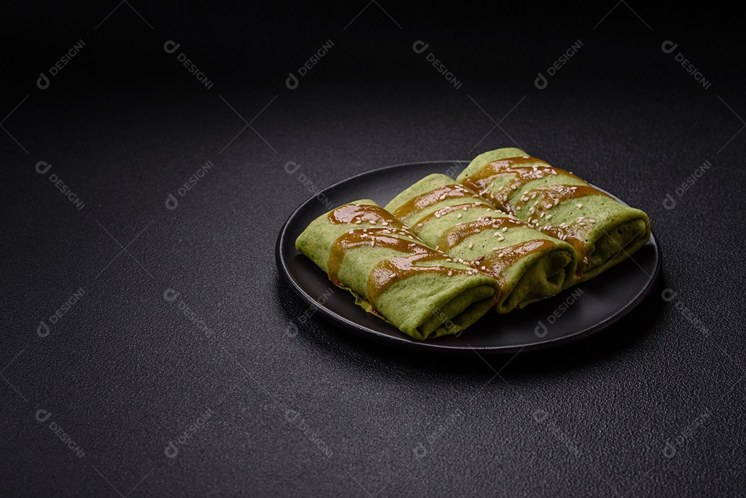 Saborosas panquecas sobre prato em uma mesa de concreto