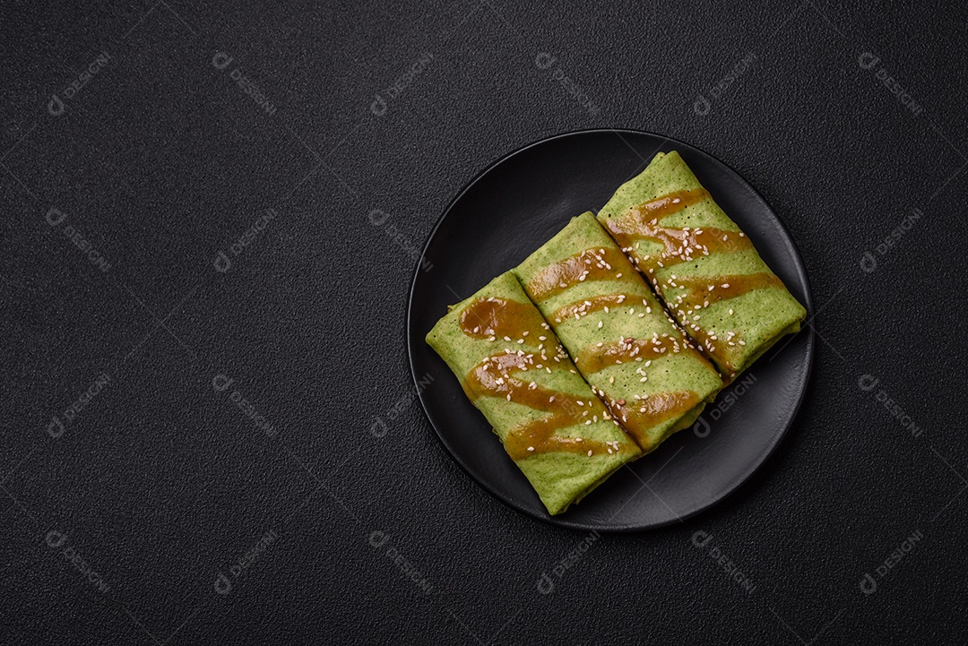 Saborosas panquecas sobre prato em uma mesa de concreto