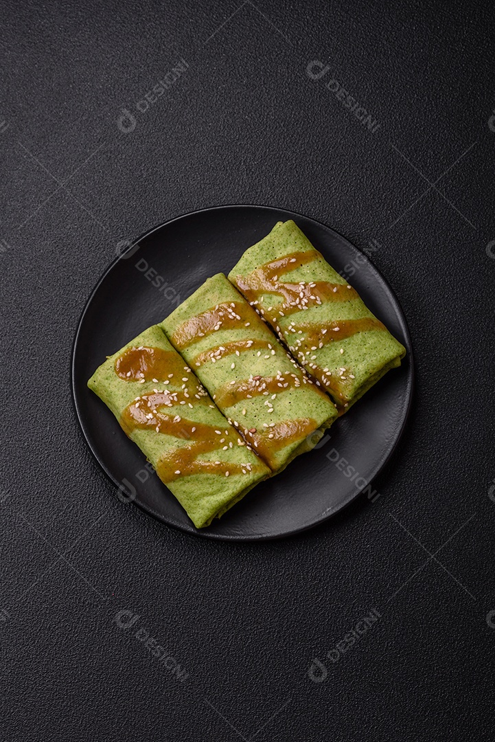 Saborosas panquecas sobre prato em uma mesa de concreto