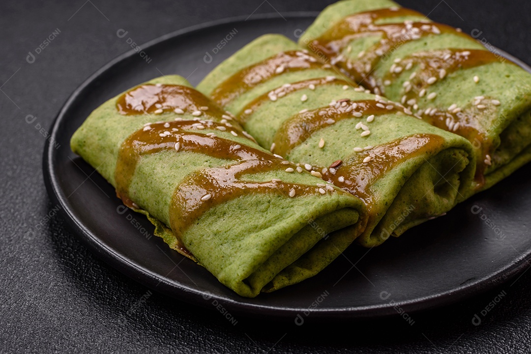 Saborosas panquecas sobre prato em uma mesa de concreto