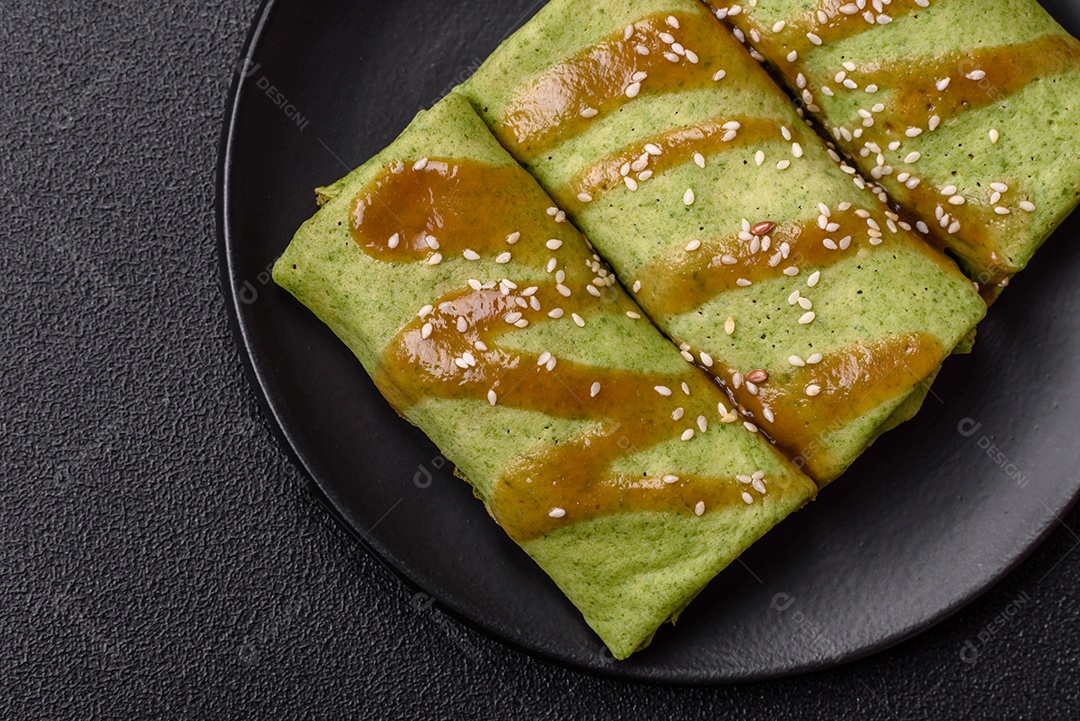 Saborosas panquecas sobre prato em uma mesa de concreto