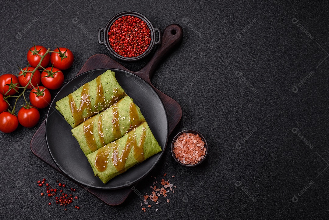 Saborosas panquecas sobre prato em uma mesa de concreto