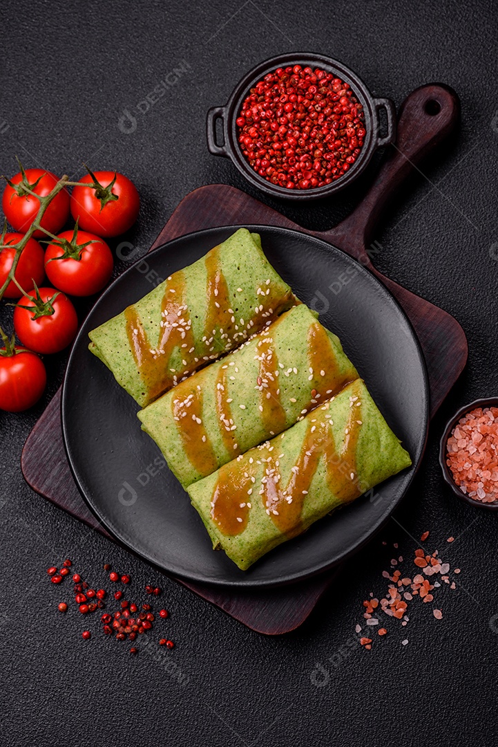 Saborosas panquecas sobre prato em uma mesa de concreto