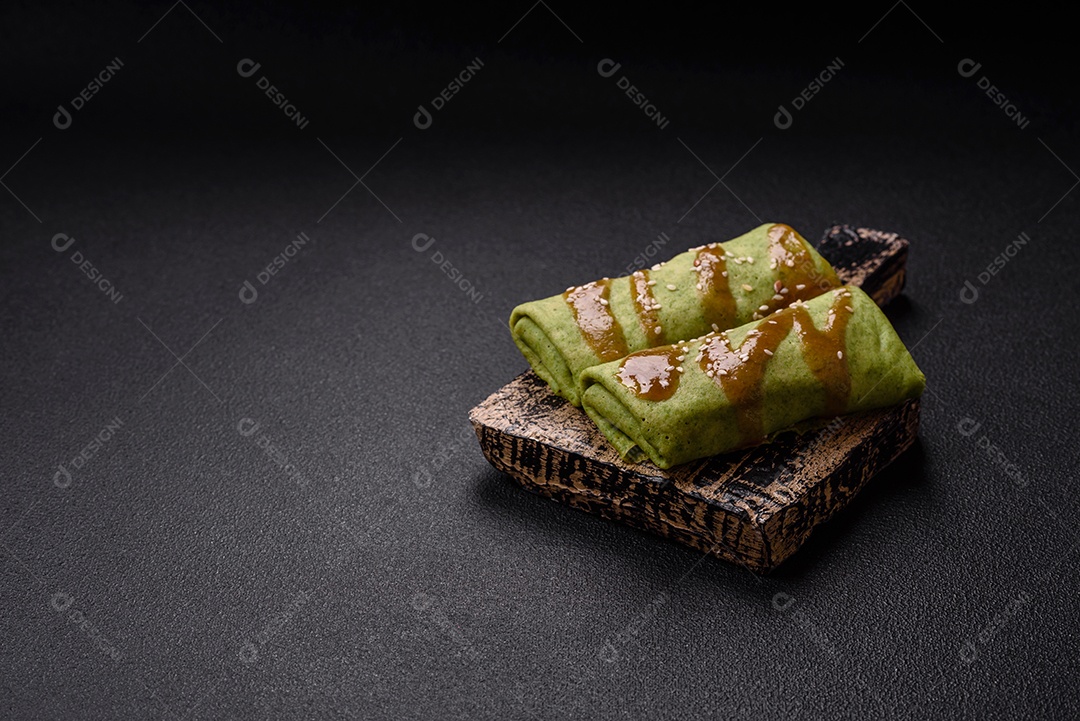 Saborosas panquecas sobre prato em uma mesa de concreto