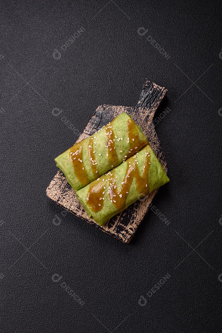 Saborosas panquecas sobre prato em uma mesa de concreto