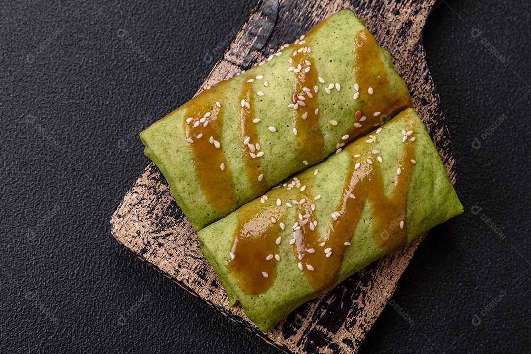 Saborosas panquecas sobre prato em uma mesa de concreto