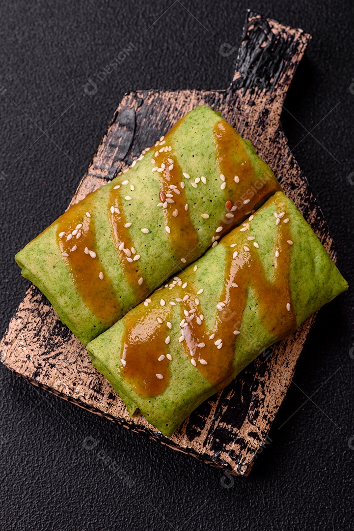 Saborosas panquecas sobre prato em uma mesa de concreto