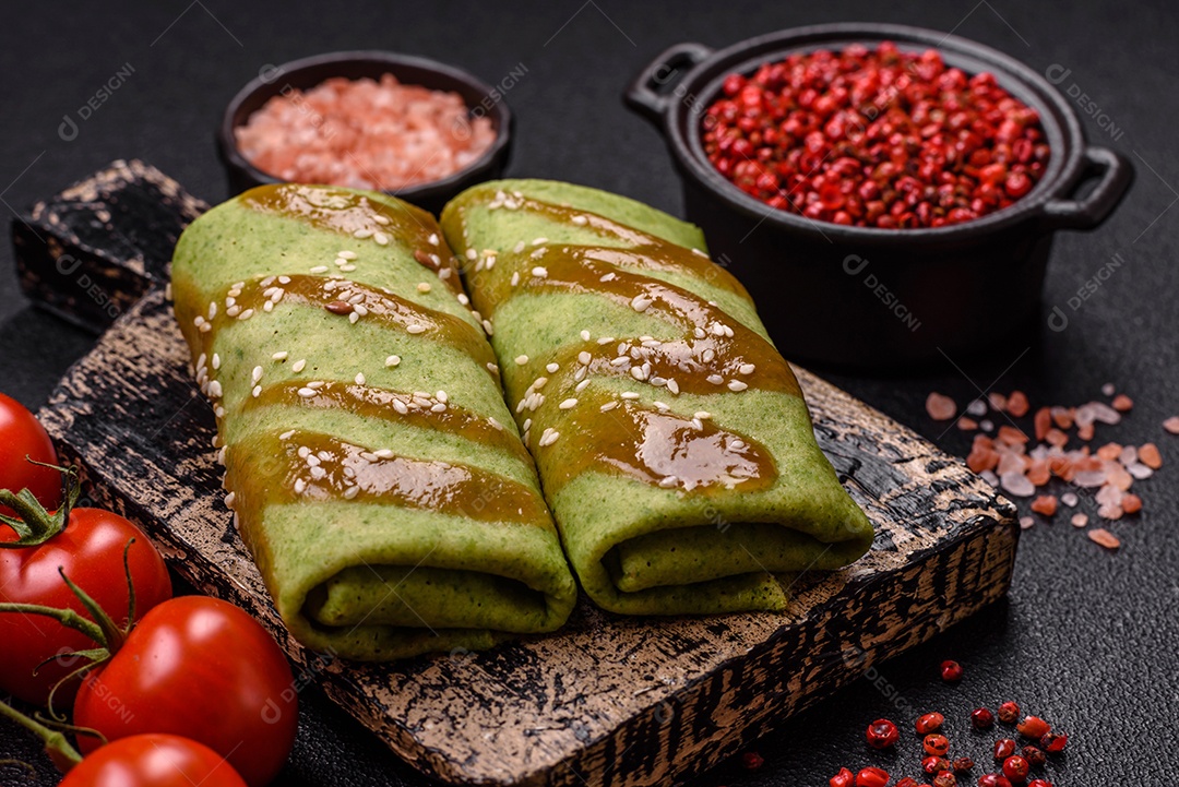Saborosas panquecas sobre prato em uma mesa de concreto