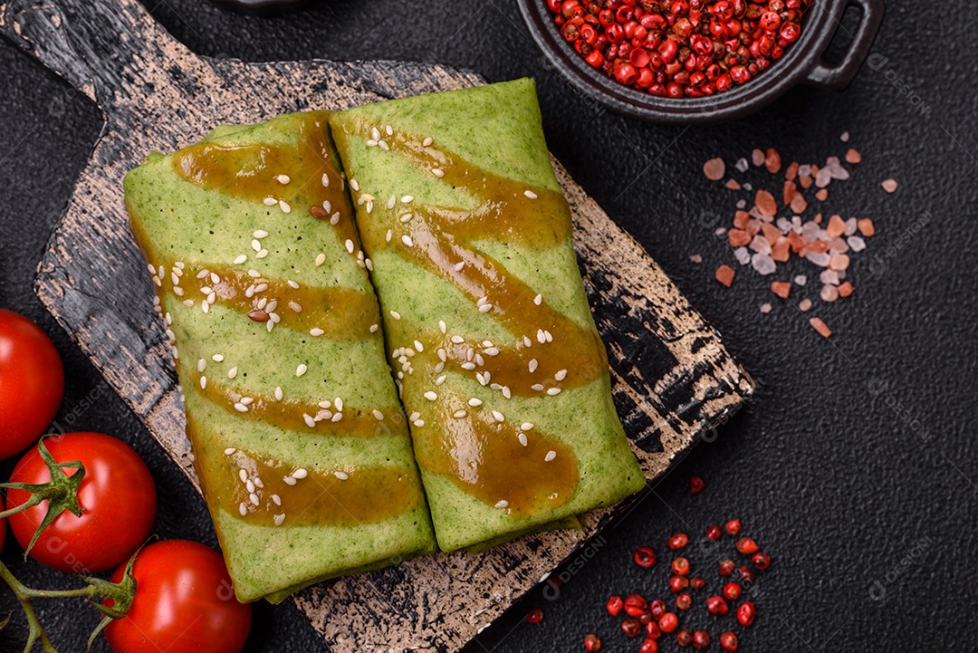 Saborosas panquecas sobre prato em uma mesa de concreto