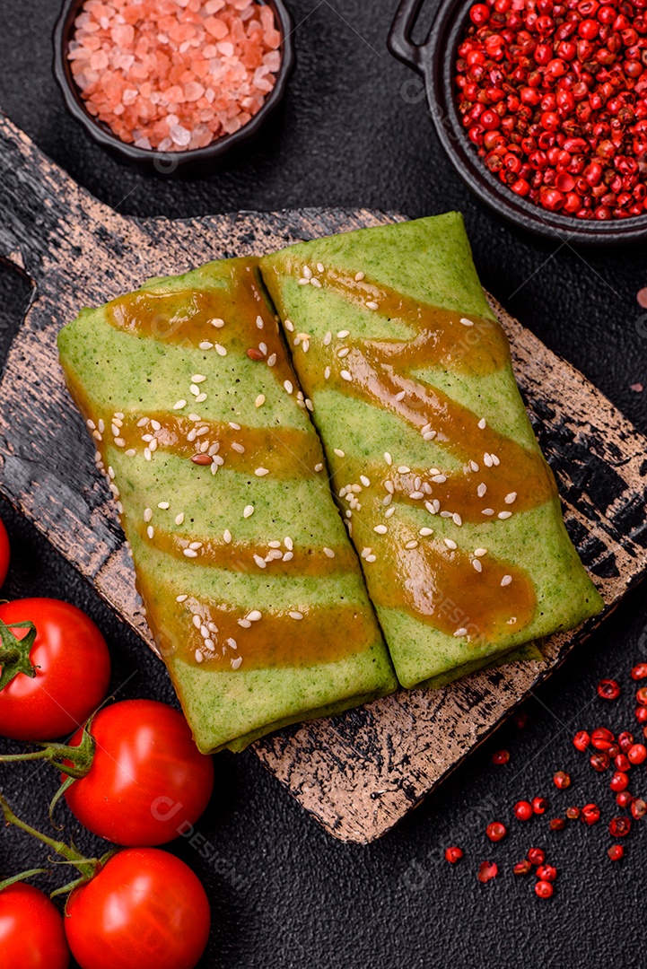 Saborosas panquecas sobre prato em uma mesa de concreto
