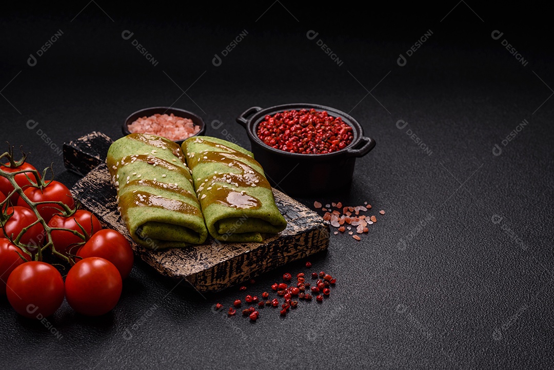 Saborosas panquecas sobre prato em uma mesa de concreto