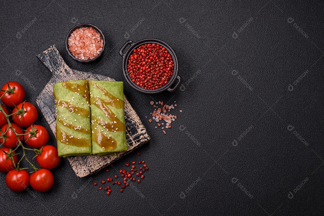 Saborosas panquecas sobre prato em uma mesa de concreto