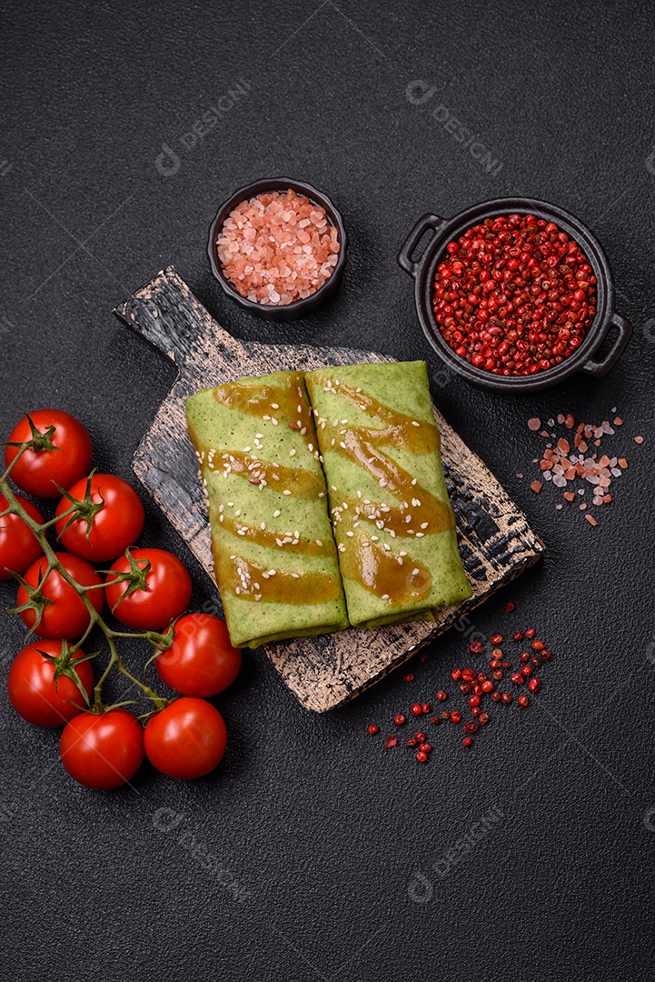 Saborosas panquecas sobre prato em uma mesa de concreto