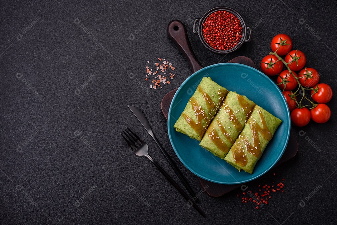 Saborosas panquecas sobre prato em uma mesa de concreto