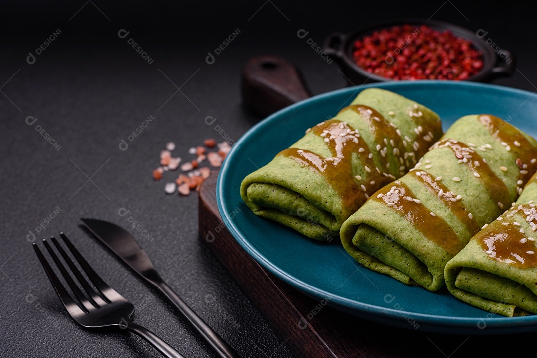 Saborosas panquecas sobre prato em uma mesa de concreto