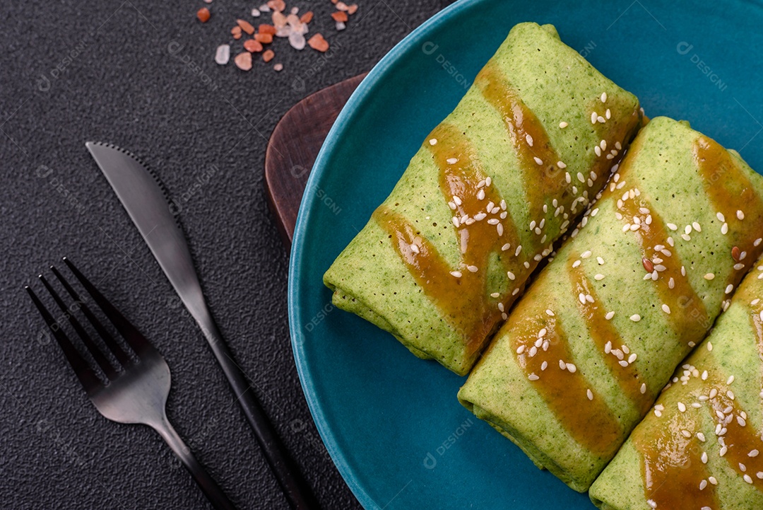 Saborosas panquecas sobre prato em uma mesa de concreto