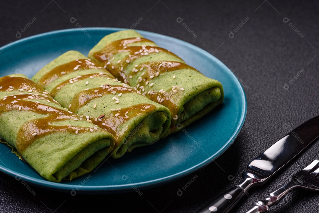 Saborosas panquecas sobre prato em uma mesa de concreto