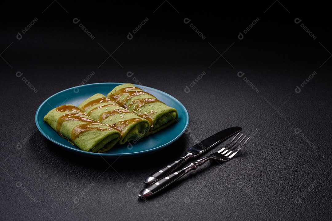 Saborosas panquecas sobre prato em uma mesa de concreto