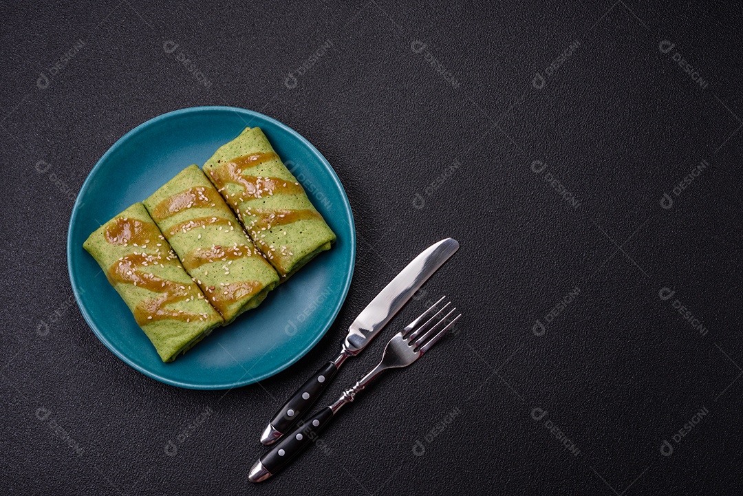 Saborosas panquecas sobre prato em uma mesa de concreto