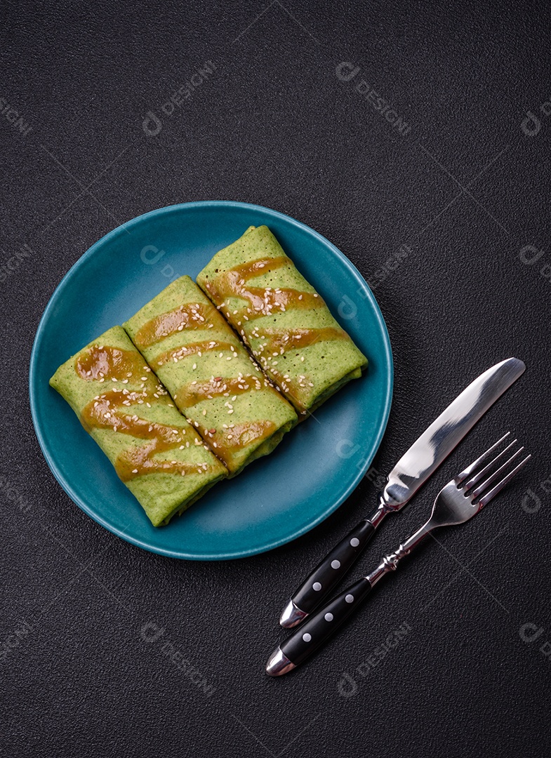 Saborosas panquecas sobre prato em uma mesa de concreto