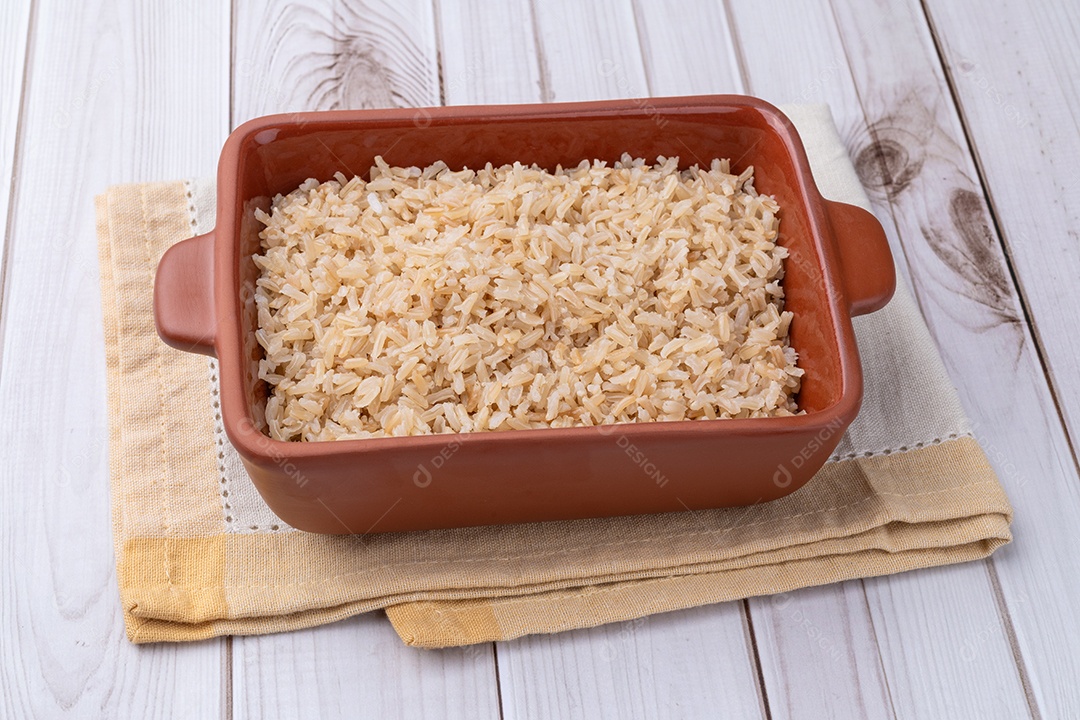 A imagem mostra arroz integral em uma travessa.