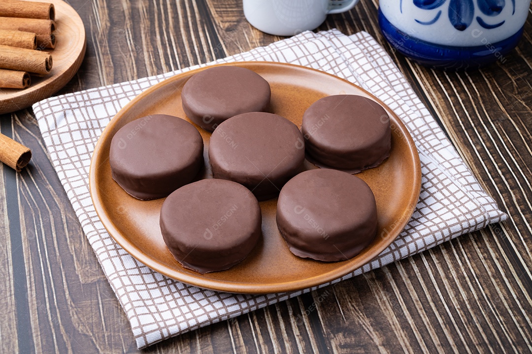 A imagem mostra alfajores, um doce