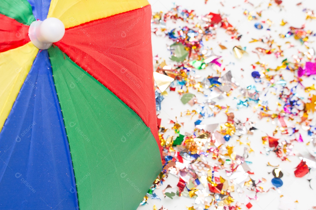 Fundo colorido com guarda-chuva de carnaval