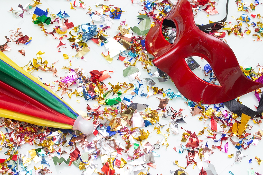 Fundo colorido com guarda-chuva e uma mácara de carnaval