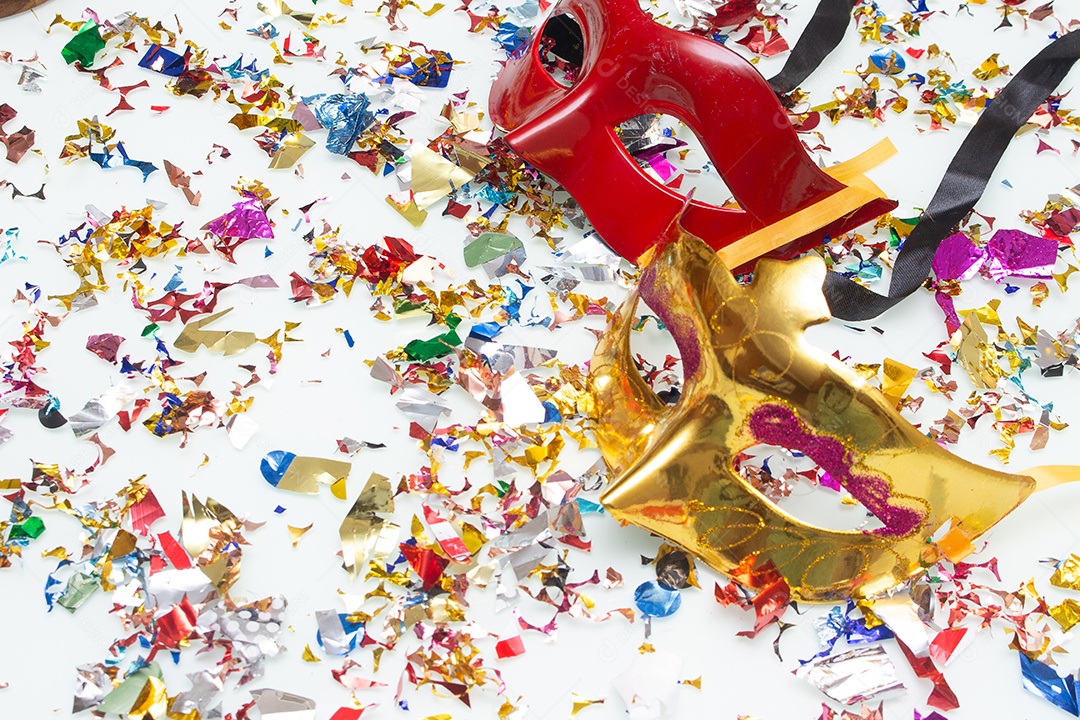 Máscaras de carnaval à direita com serpetini colorido em um fundo branco