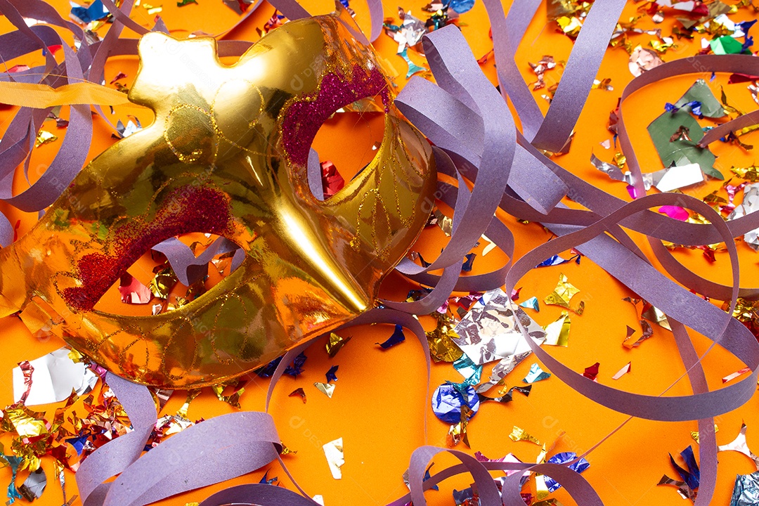Fundo colorido com enfeites e máscara de carnaval