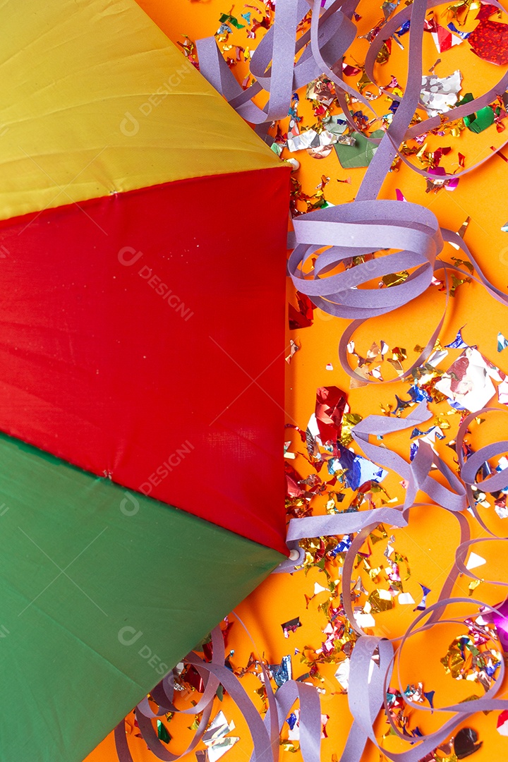 Fundo colorido com enfeites e guarda-chuva de carnaval
