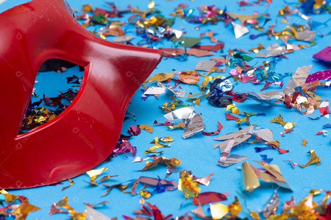 Fundo colorido com enfeites e máscara de carnaval