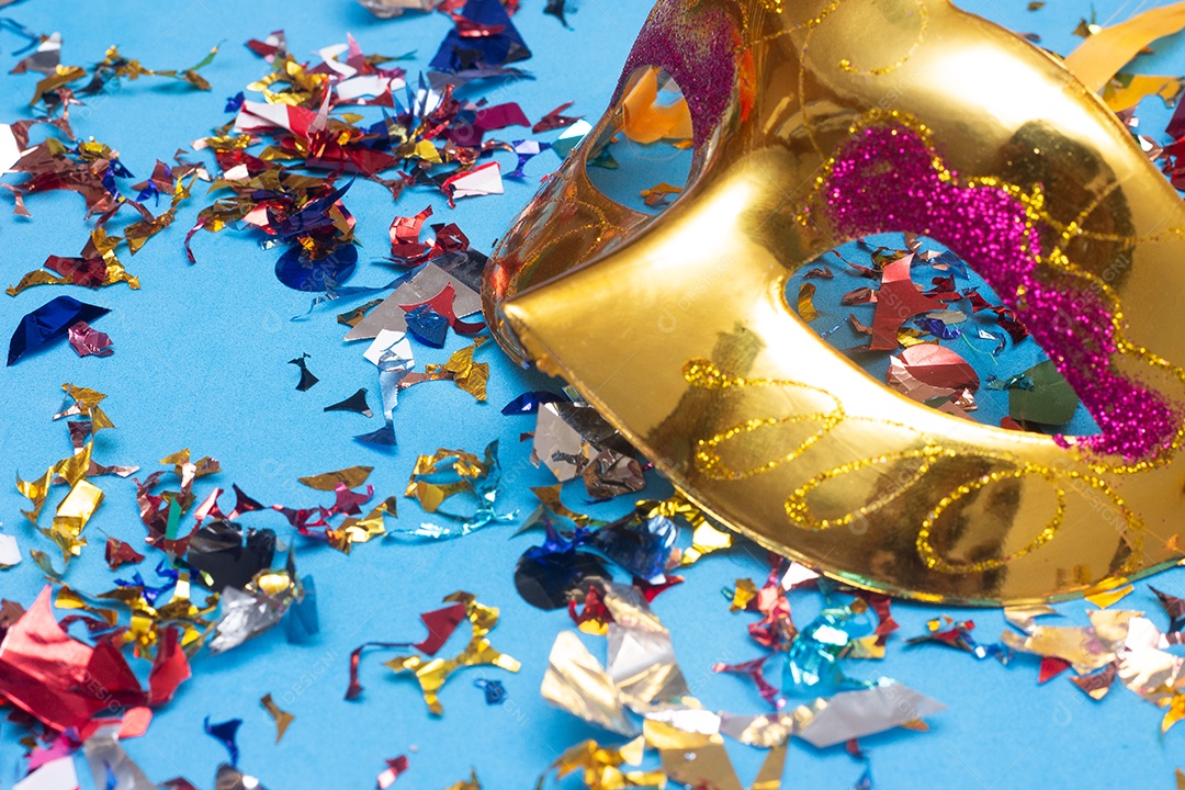 Fundo colorido com enfeites e máscara de carnaval