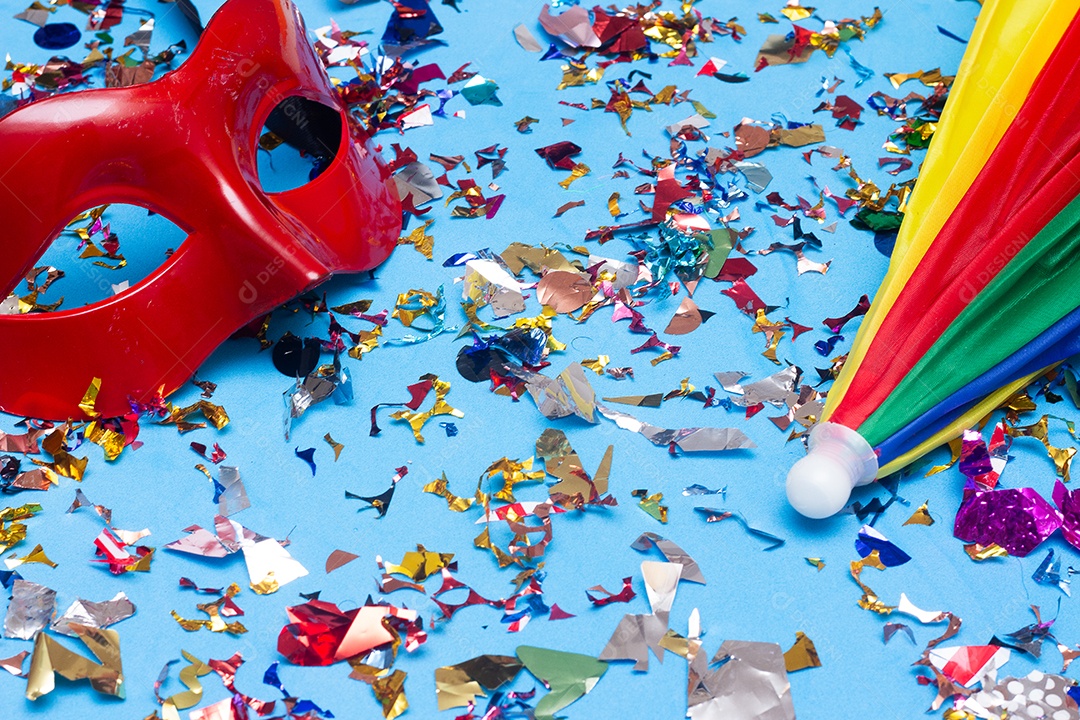 Fundo colorido com guarda-chuva e uma mácara de carnaval