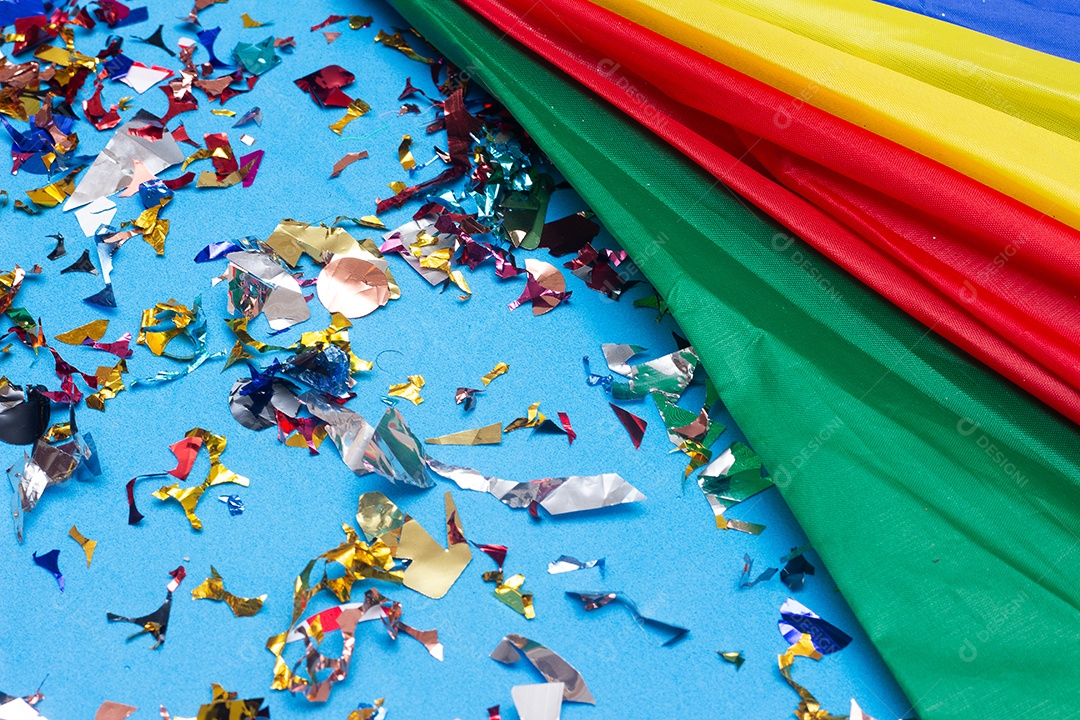 Fundo colorido com enfeites e guarda-chuva de carnaval