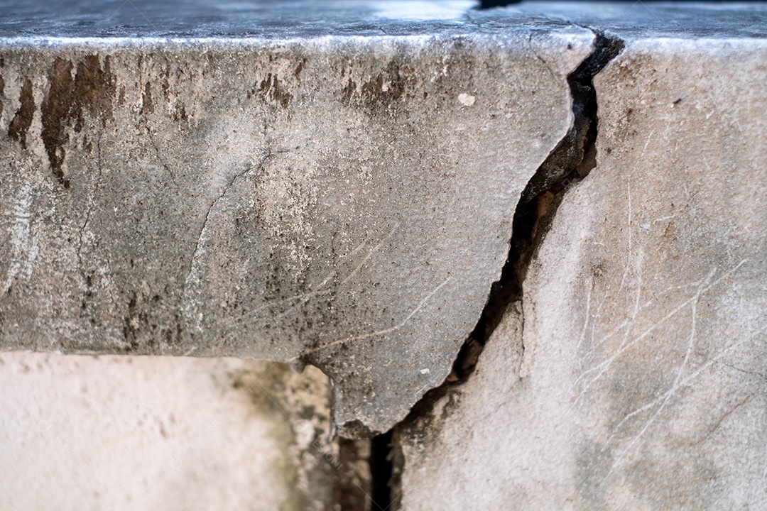 Parede de concreto rachada parede quebrada no canto externo de cimento que foi afetada pelo terremoto e o solo desabou