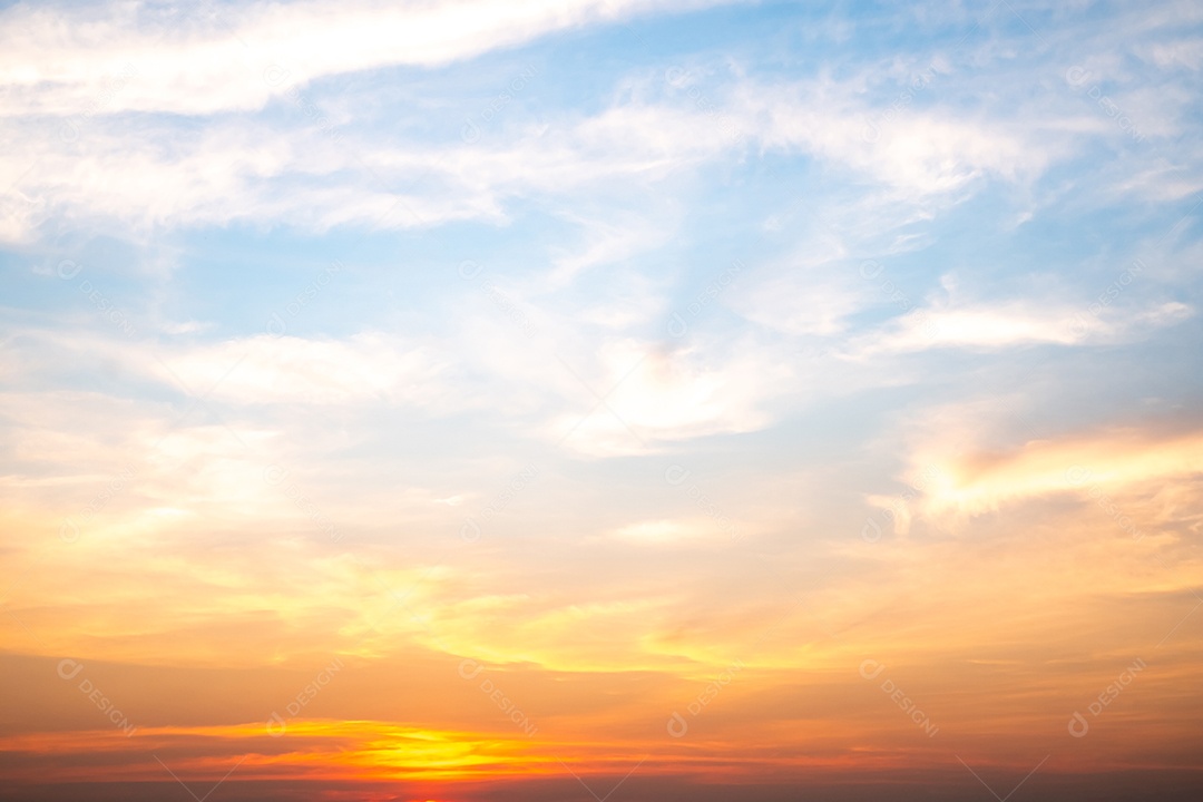 Lindas e luxuosas nuvens douradas alaranjadas com gradiente suave e luz do sol no céu azul perfeitas para o fundo