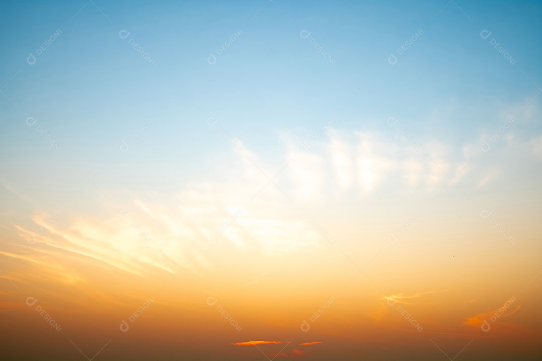Lindas e luxuosas nuvens douradas alaranjadas com gradiente suave e luz do sol no céu azul perfeitas para o fundo