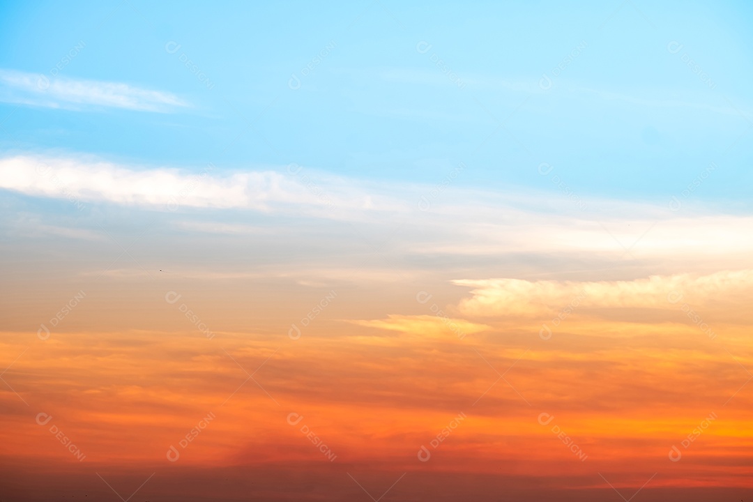 Céu pôr do sol lindo luxuoso gradiente suave laranja dourado nuvens e luz do sol no céu azul perfeito para o fundo