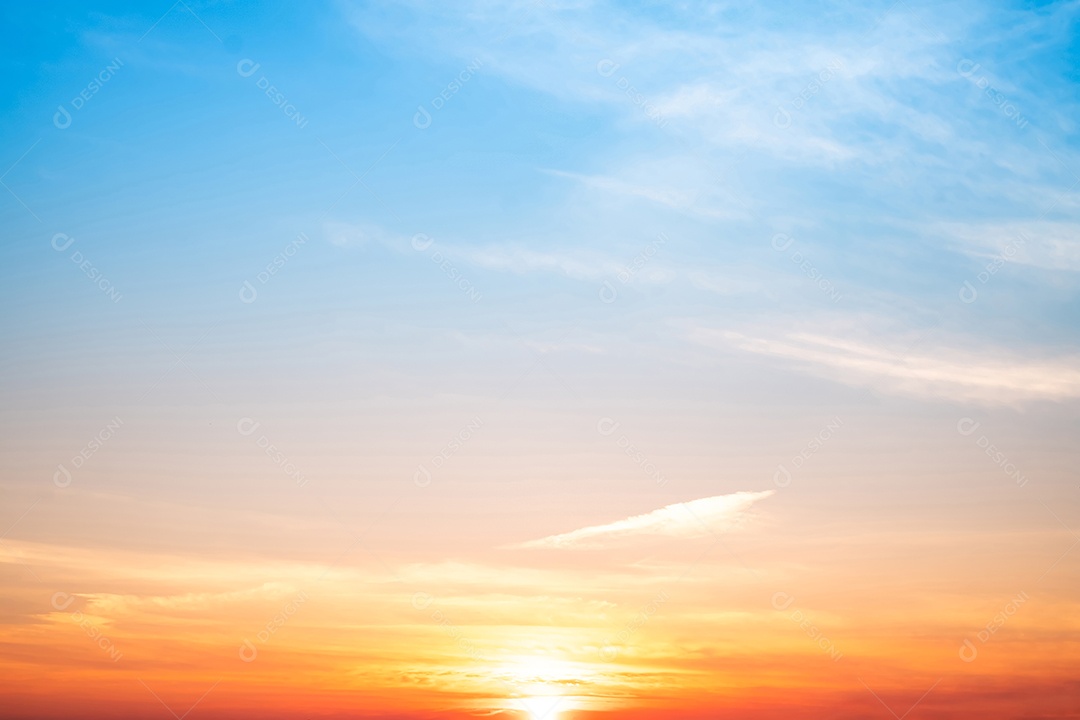 Céu pôr do sol lindo luxuoso gradiente suave laranja dourado nuvens e luz do sol no céu azul perfeito para o fundo