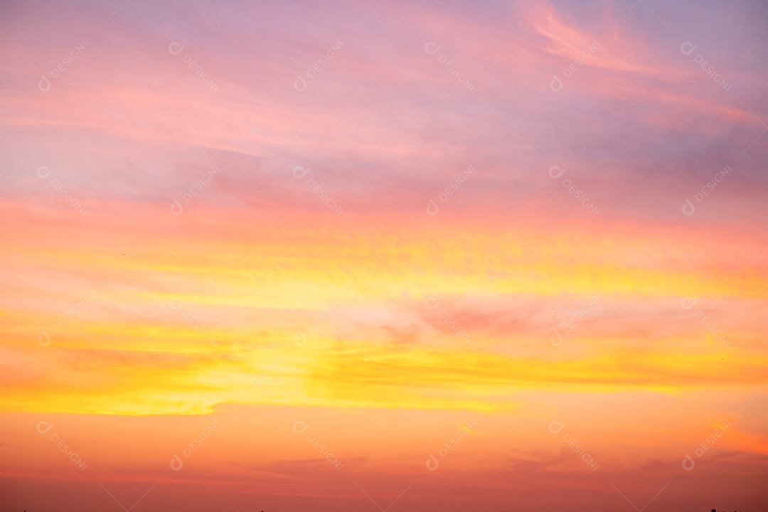 Céu pôr do sol lindo luxuoso gradiente suave laranja dourado nuvens e luz do sol no céu azul perfeito para o fundo