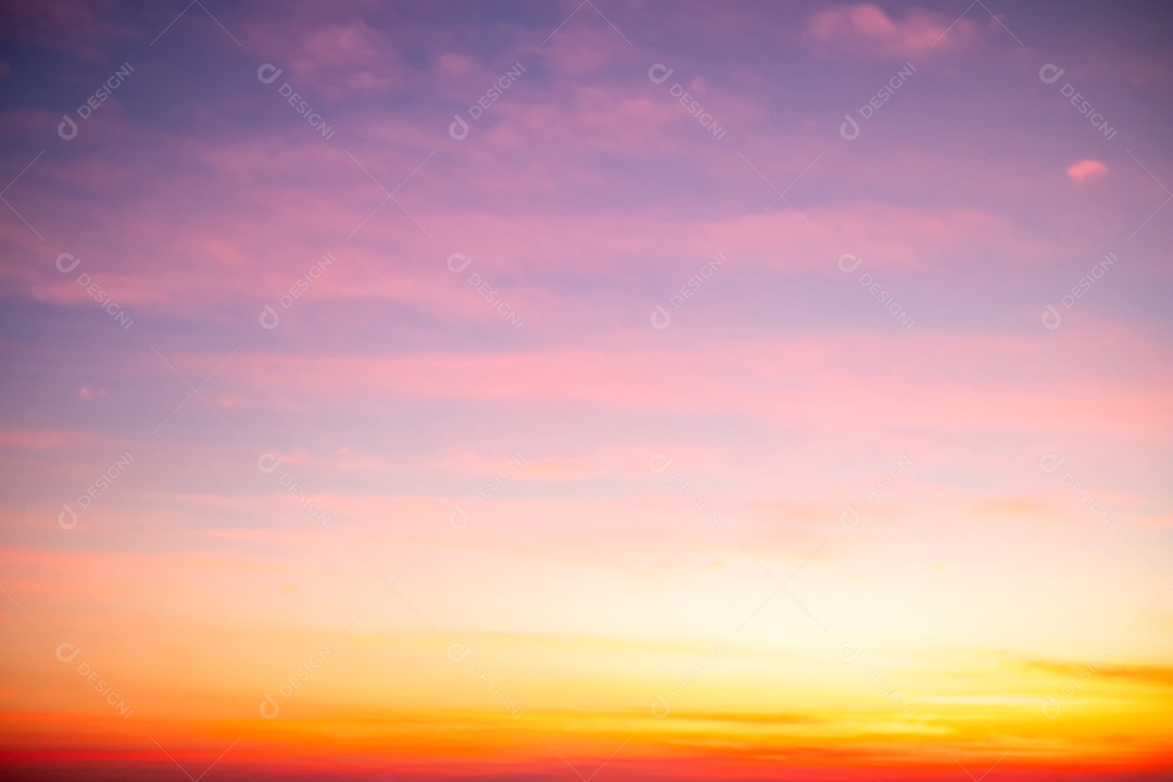 Céu pôr do sol lindo luxuoso gradiente suave laranja dourado nuvens e luz do sol no céu azul perfeito para o fundo