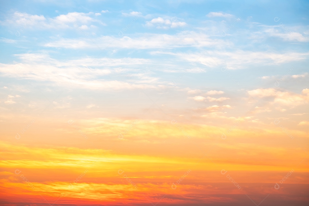 Céu pôr do sol lindo luxuoso gradiente suave laranja dourado nuvens e luz do sol no céu azul perfeito para o fundo