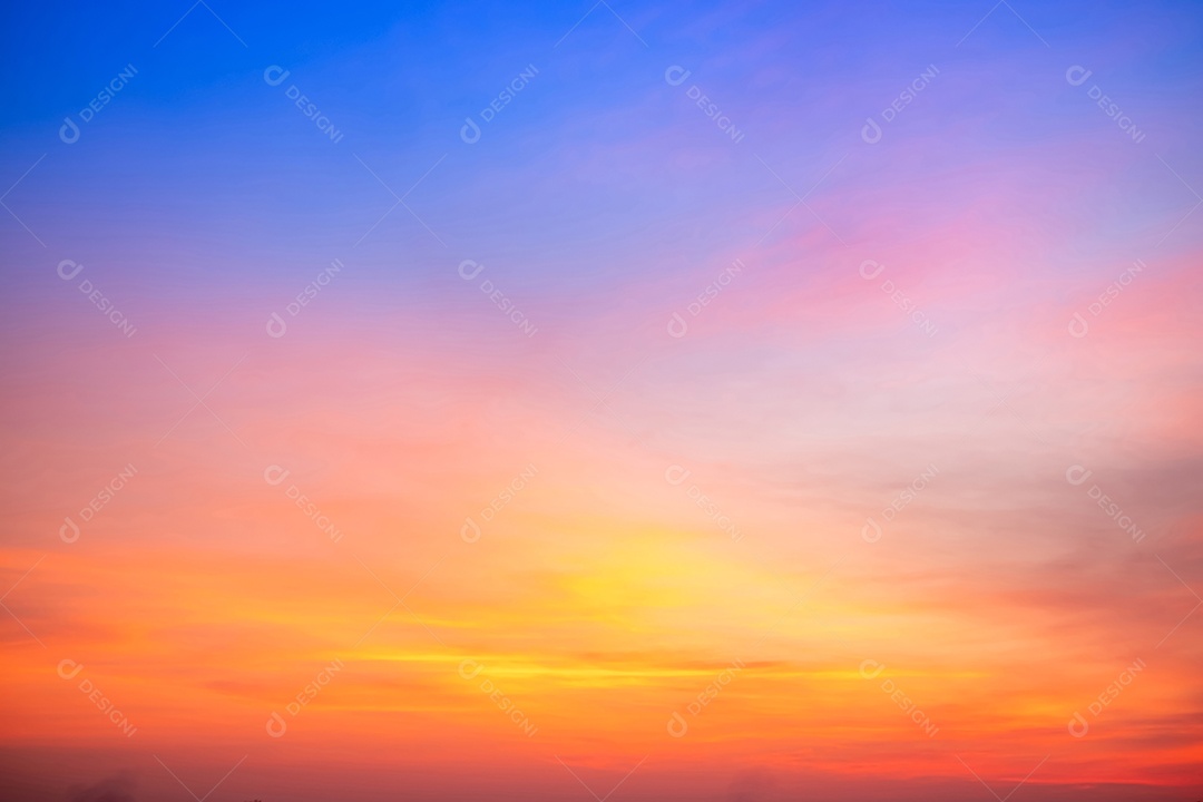 Céu pôr do sol lindo luxuoso gradiente suave laranja dourado nuvens e luz do sol no céu azul perfeito para o fundo