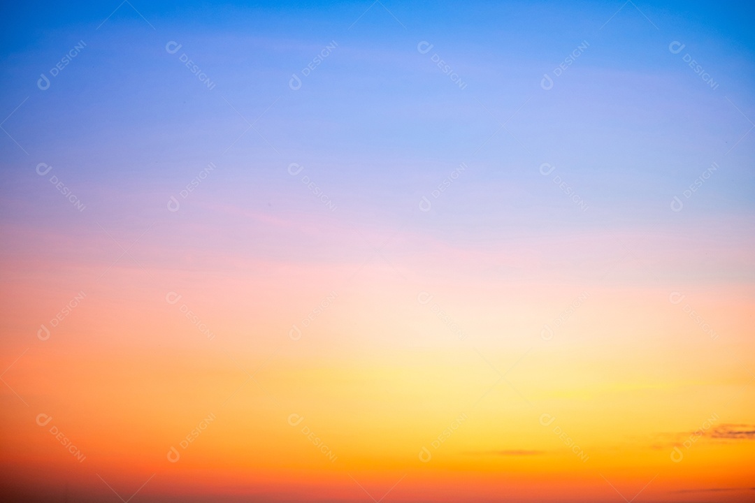 Céu pôr do sol lindo luxuoso gradiente suave laranja dourado nuvens e luz do sol no céu azul perfeito para o fundo